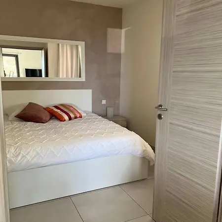 Tres Joli 2 Pieces Calme Ensoleille Avec Piscine Apartment *