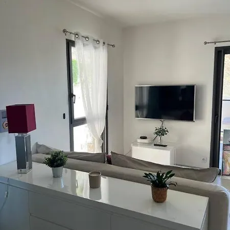 Tres Joli 2 Pieces Calme Ensoleille Avec Piscine Apartment *