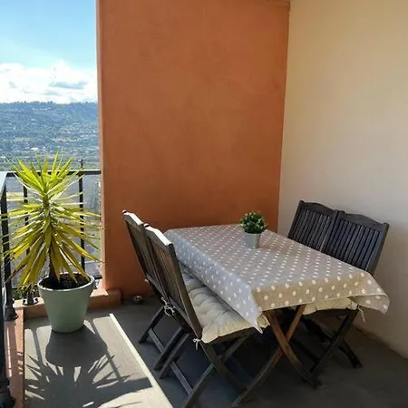 Tres Joli 2 Pieces Calme Ensoleille Avec Piscine *